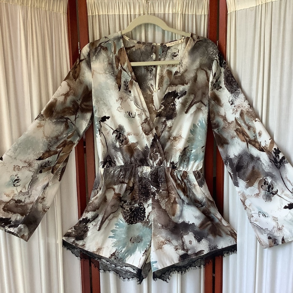 Illa Illa Womens Romper Long Bell Sleeve Deep V Lace Trim Size Medium